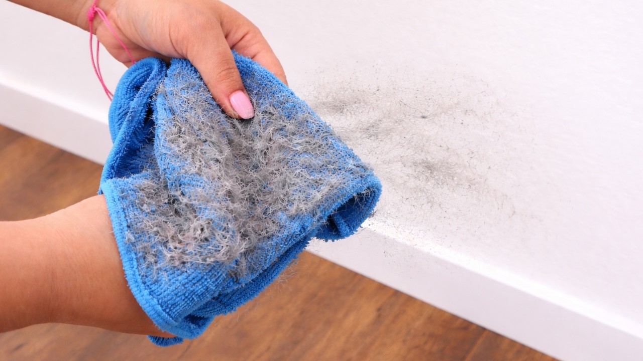 Wetrzyj to w ciemne meble. Kurz zniknie i długo nie wróci