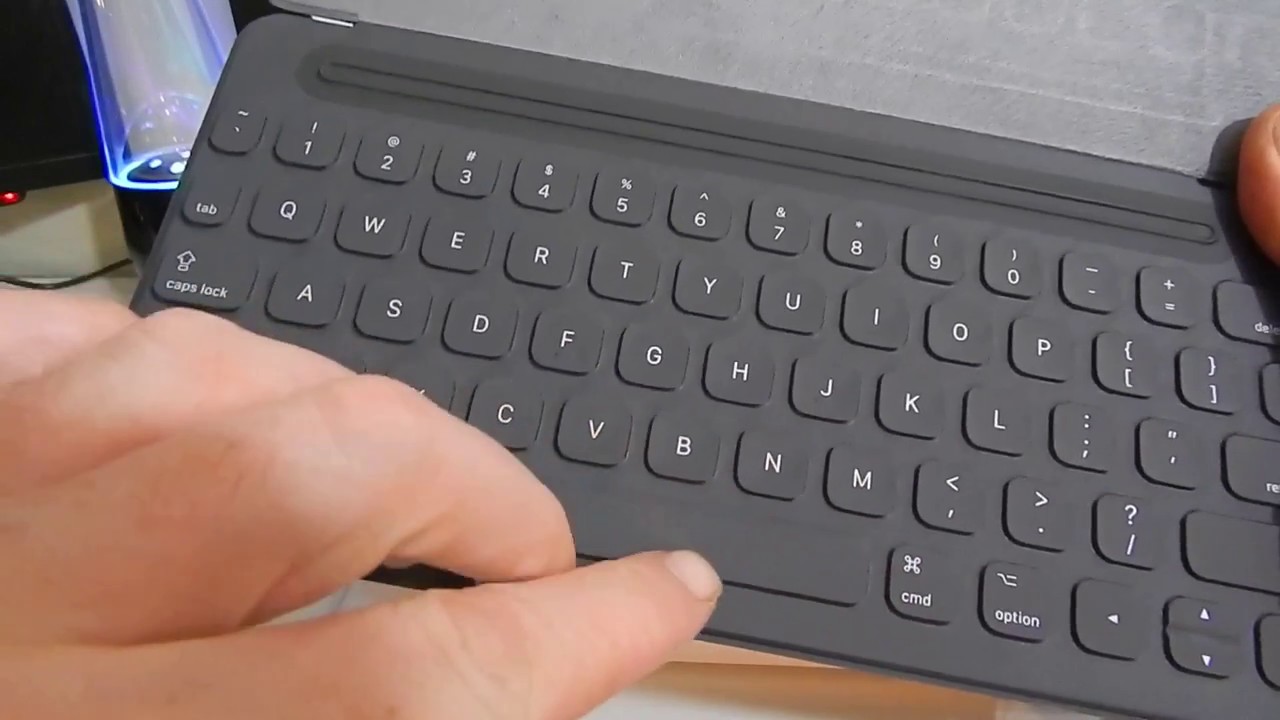 SMART KEYBOARD for iPad PRO 9.7  UnBoxing , Install, and First use.