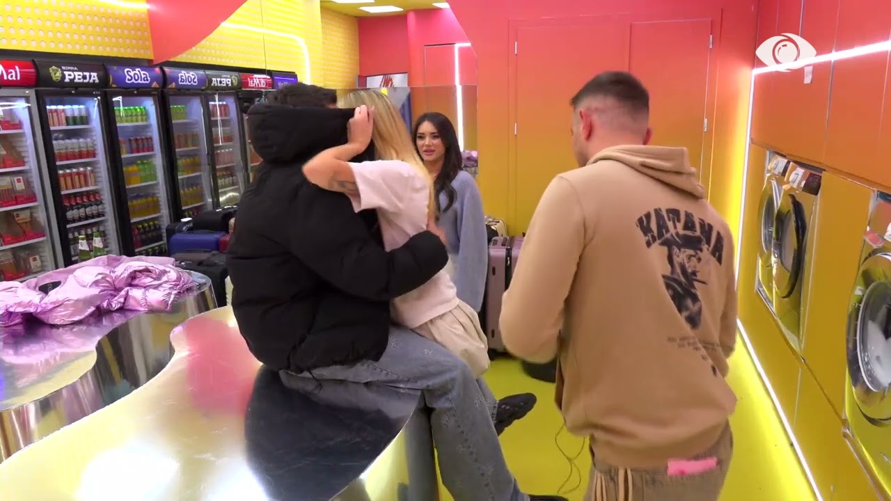 Momente romantike n&euml; sht&euml;pi/ Selin dhe Gimbo puthen me nj&euml;ri-tjetrin - Big Brother Albania VIP 5