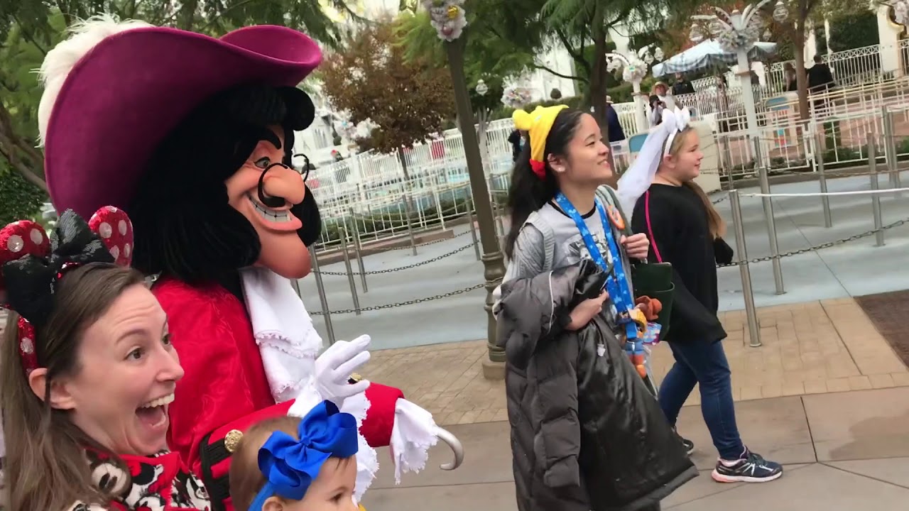 Peter Pan and Captain Hook PLAYING GAMES! Red Light Green Light!!