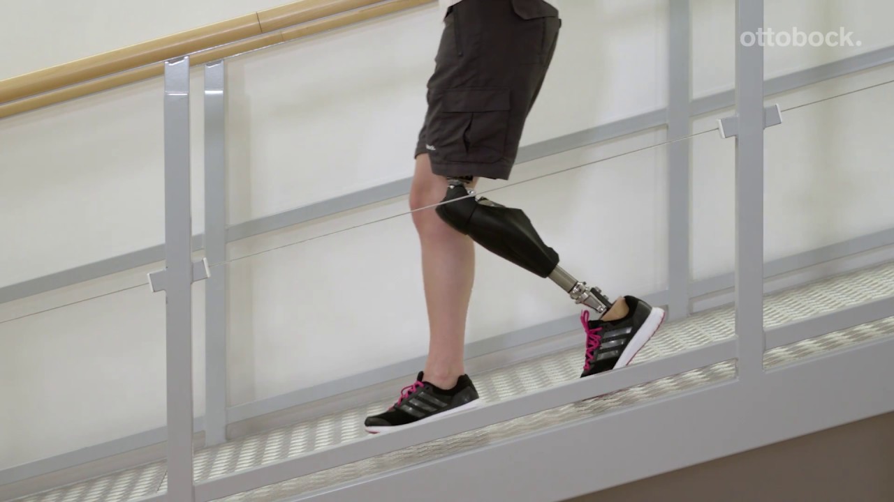 Ходьба вниз по наклонным поверхностям и по лестницам