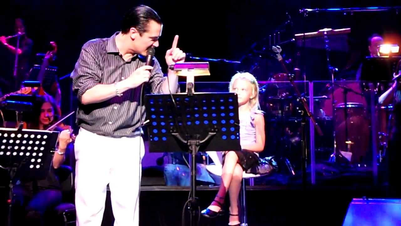 Mondo Cane - Sole Malato live in Sydney 17/1/2012 (Mike serenades lucky young girl)