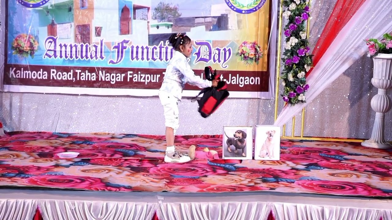 वार्षिक समारोह में UKG की छात्रा रज़िया ने आवारा कुत्तों के हमले जैसी गंभीर समस्या को प्रस्तुत किया.