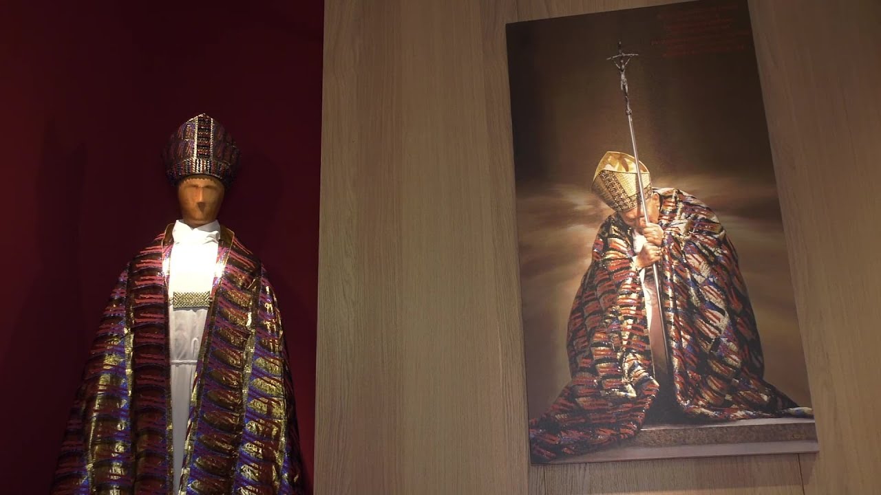 Exponen en Roma una copia de la famosa capa pluvial que Juan Pablo II usó en el Jubileo