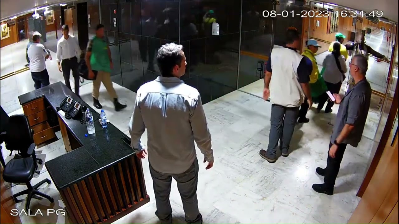 Câmeras captam o passo a passo de ex-ministro do GSI G.Dias no Planalto em 8/1