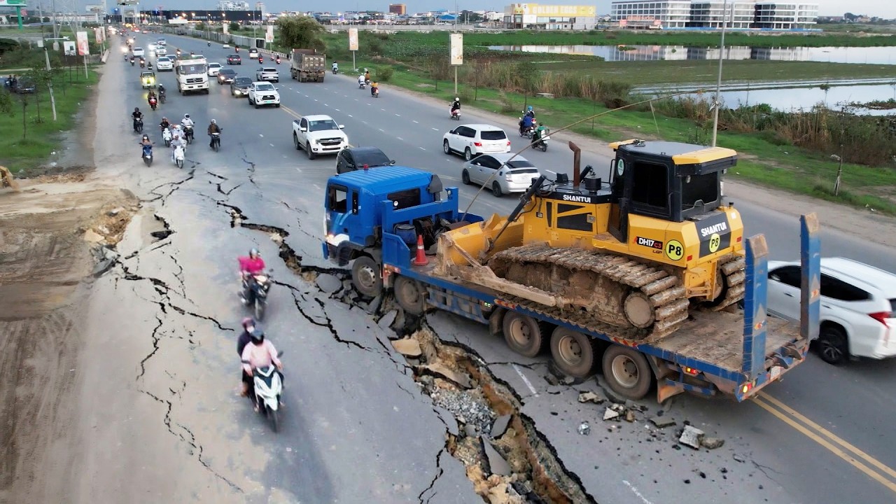 Perfectly Action Trailer Transporting Shantui DH17C3 Dozer Across The National Road