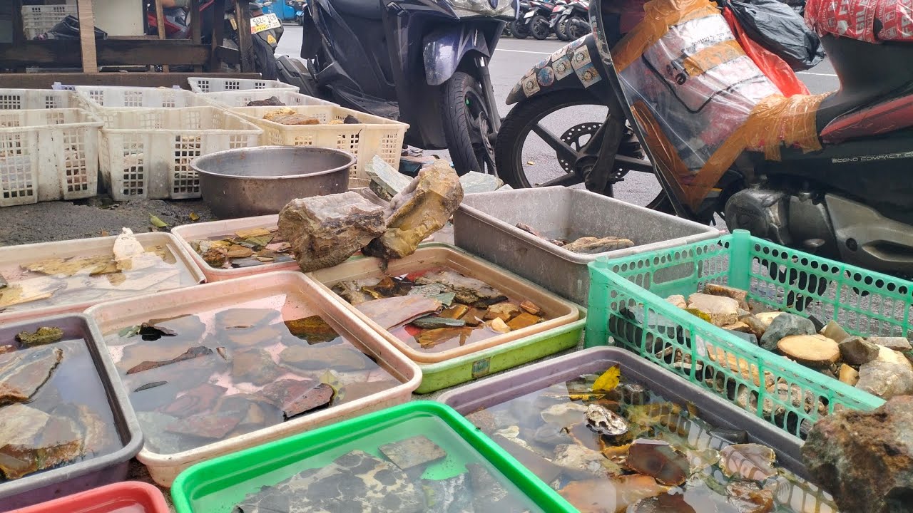 LAPAK BATU AKIK BONGKAHAN DI PASAR RAWABENING JAKARTA 