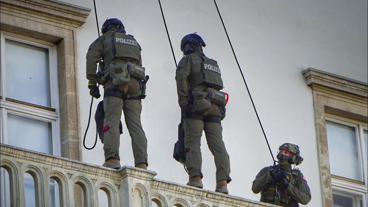[Cobra Einsatz mit Explosion] Einsatzvorführung des EKO Cobra am 7.Blaulichttag in Wiener Neustadt