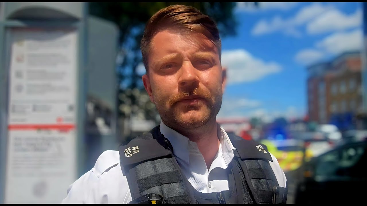 Коррумпированные полицейские не справляются со своей работой после того, как водитель автобуса ск...