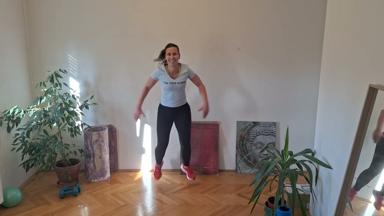 8 perc ugribugri kardió, plusz talajon 4 perc farizom gyakorlat. 5 perc nyújtással