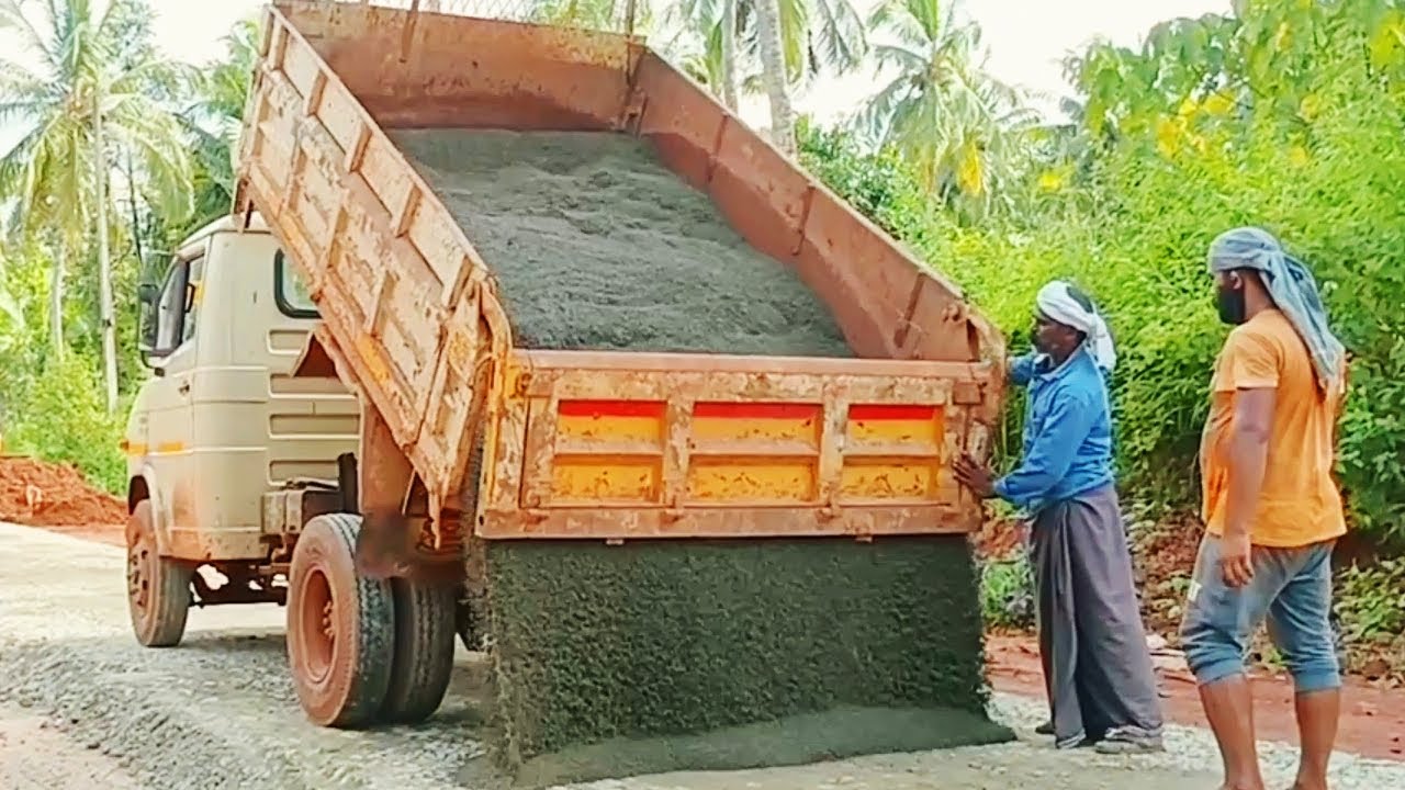 Sand Truck /Truck unloading/truck unloading sand/automatic truck unloading/hydrolic unloading/sand