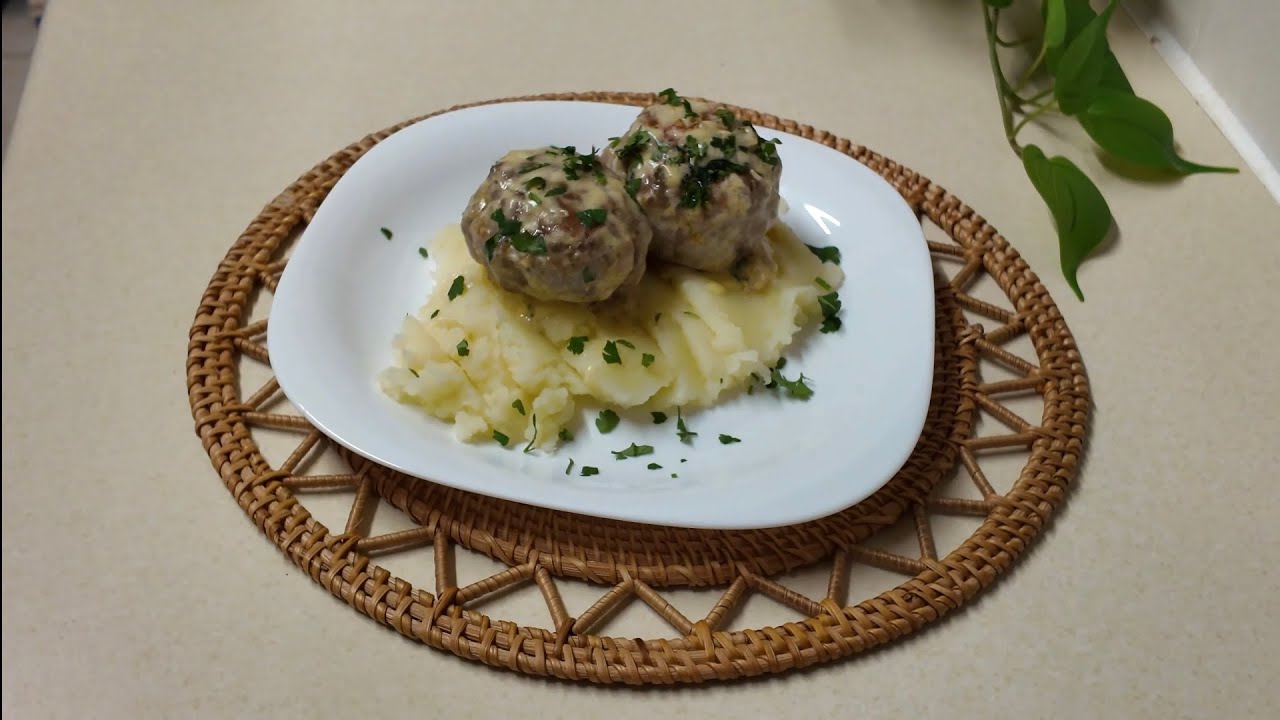 Do you have 2 eggs and minced meat in the fridge? Then you can prepare this simple and tasty dinner.