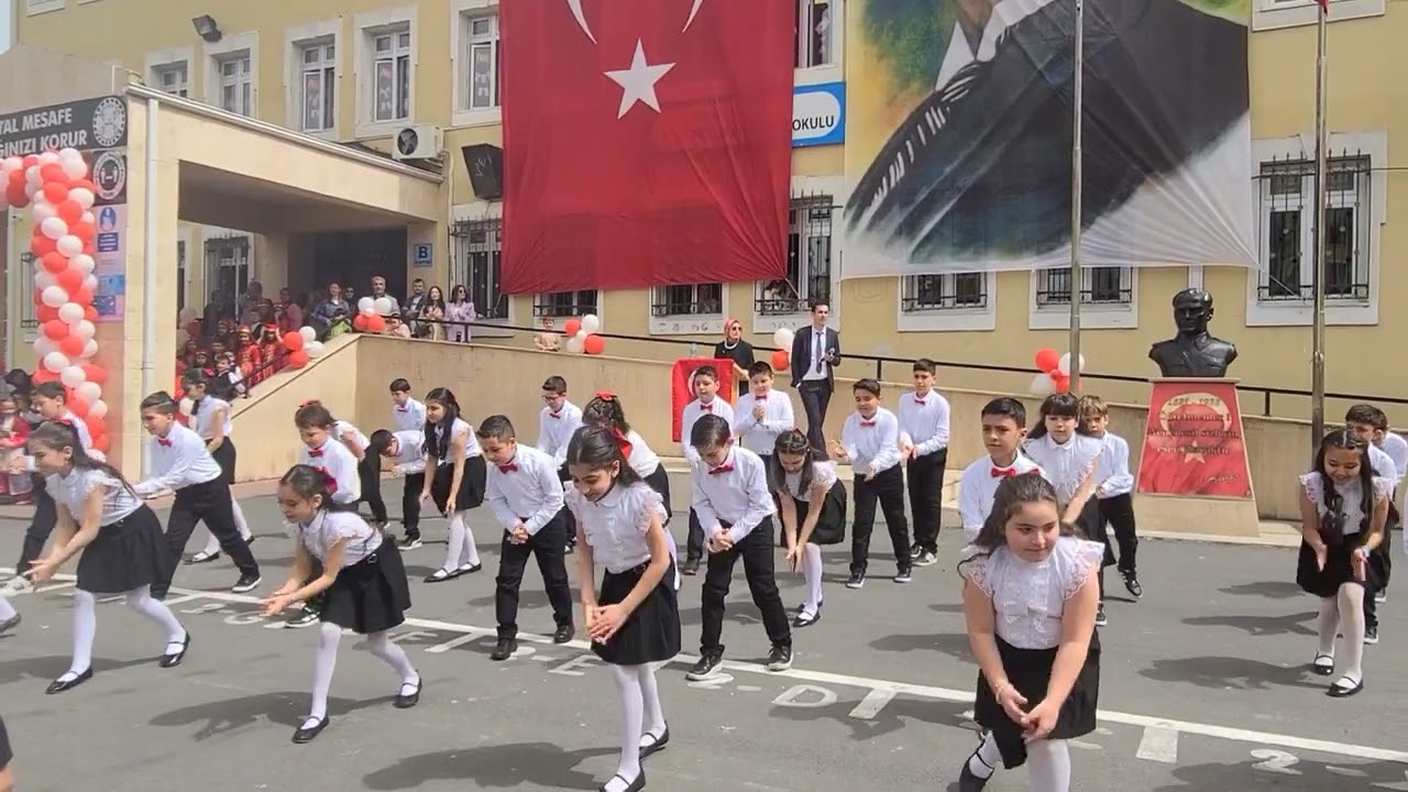 23 nisan gösterisi Erik dalı gevrektir bir taş attım pencereye git al alemci🎶