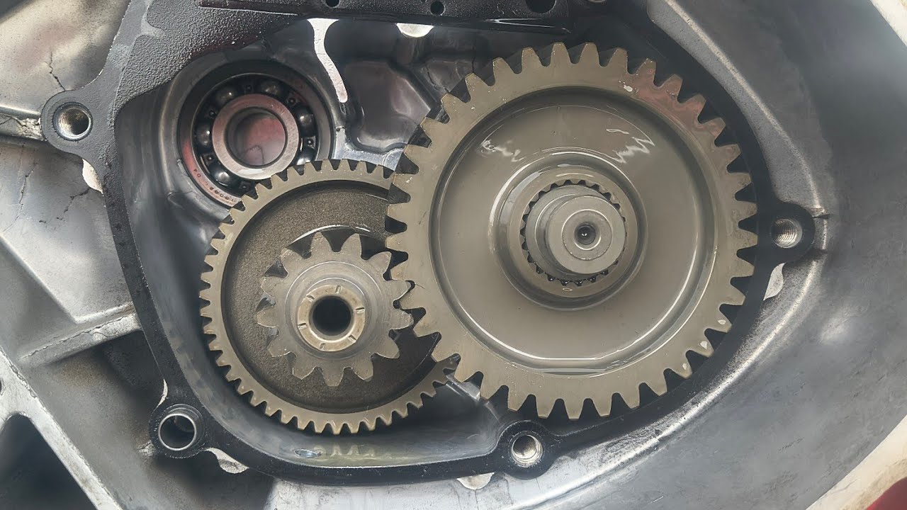 Câmbio da XMAX 250 aberto veja o final no próximo vídeo 