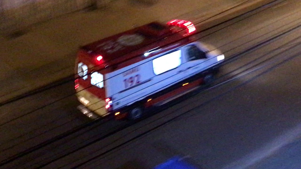 SAMU Mercedes-Benz Sprinter em deslocamento com sirene! Ambulance responding in Brazil with sirens!