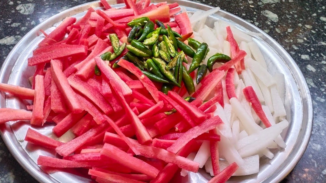 #गाजर मूली मिर्च का चटपटा अचार खाने का स्वाद लाजवाब#recipe 