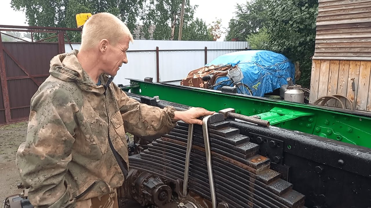 Ремонт маза, устанавливаем рессоры на башмак балансира в дождливую погоду