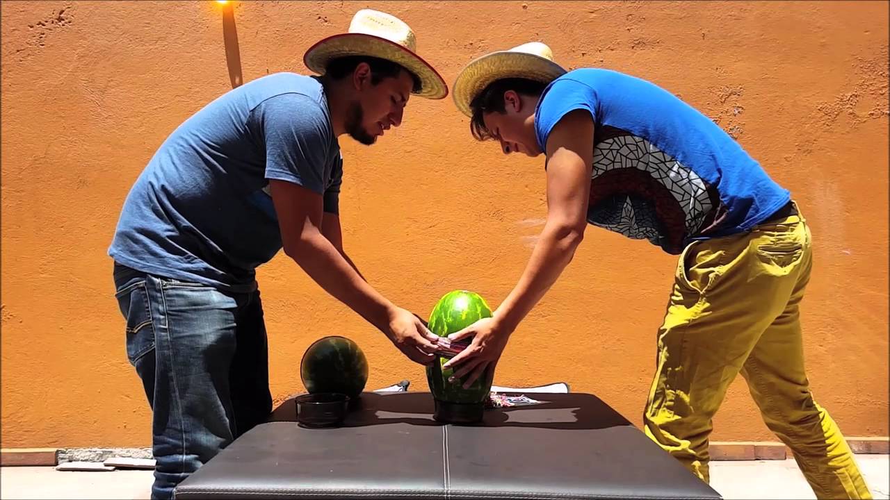 EL RETO DE LA SANDIA CON CRISS CROSS Y FEDELOBO