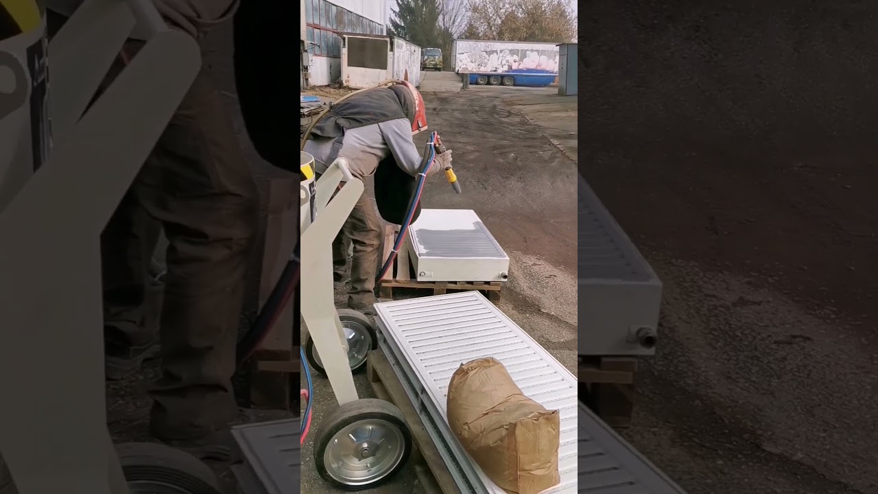 Piaskowanie grzejnika pomalowanego proszkowo #piaskowanie #piaskarka #oczyszczanie