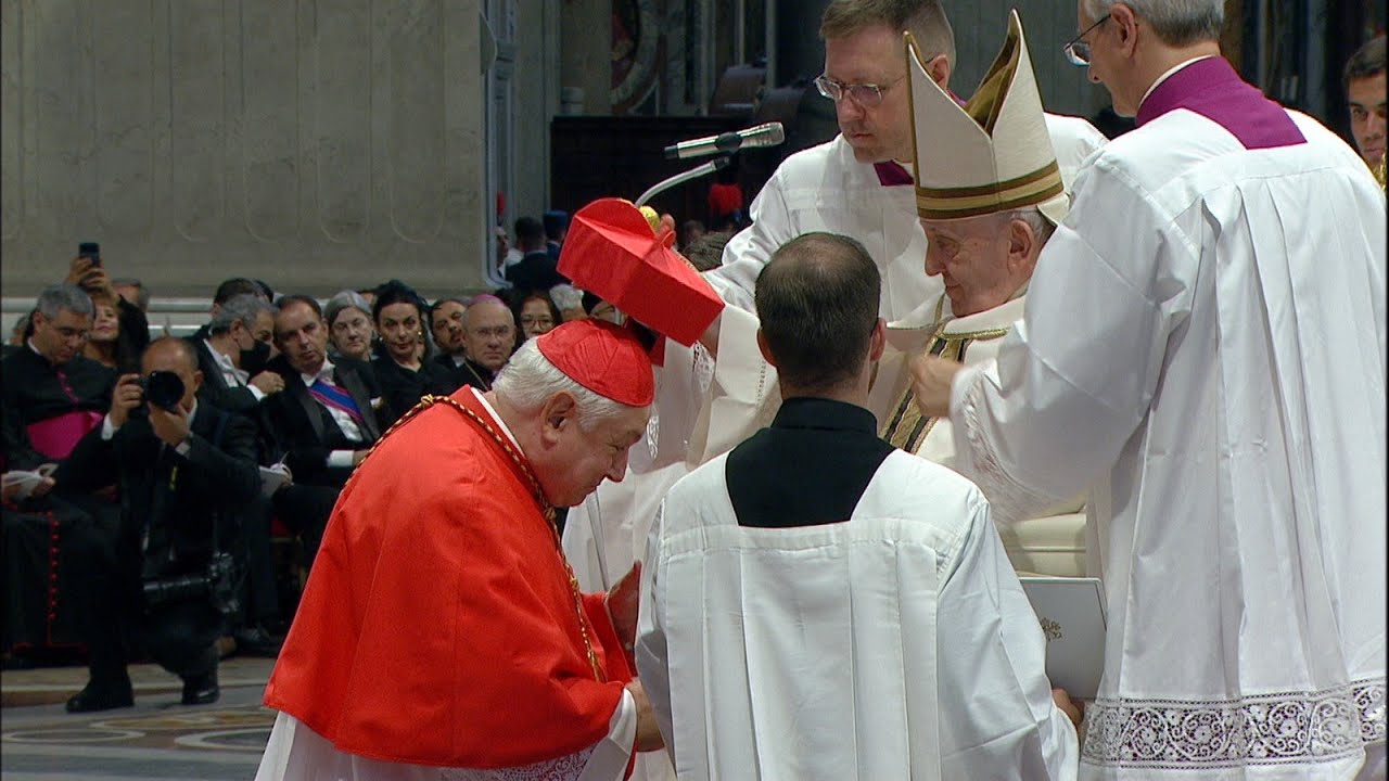Le pape François remet la barrette au Cardinal Jean-Marc Aveline