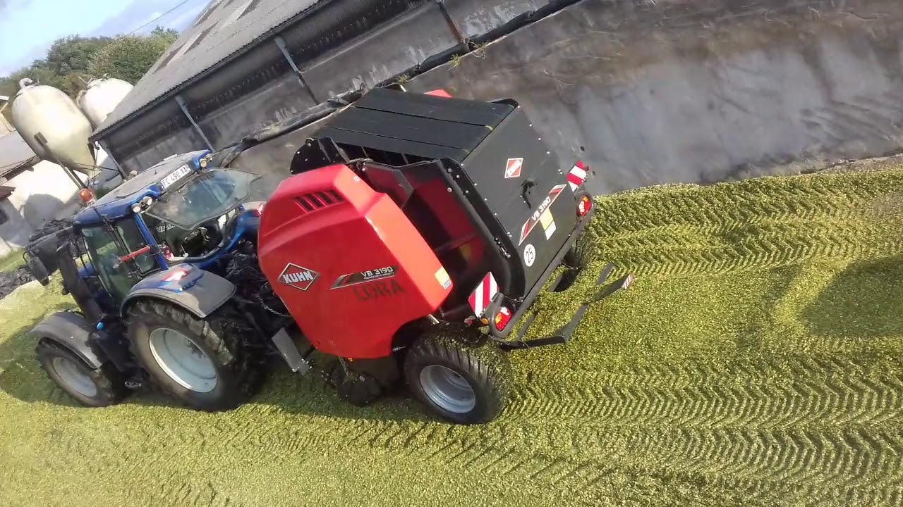 Pressage de bottes de maïs avec une presse à balle ronde