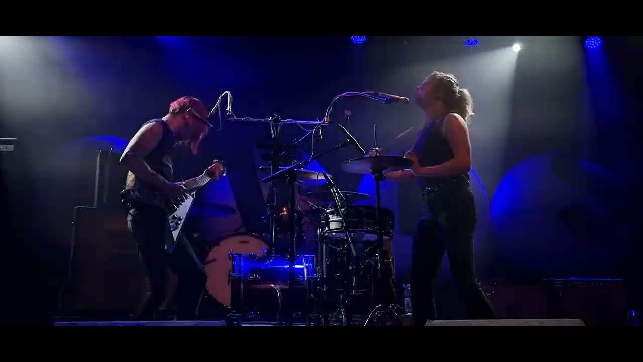 Sky Valley Mistress (supporting The Hives)