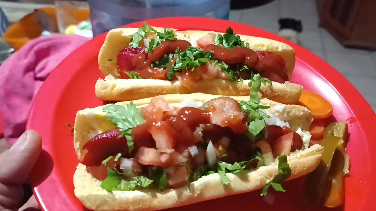 Socorro preparando unos ricos hotdog