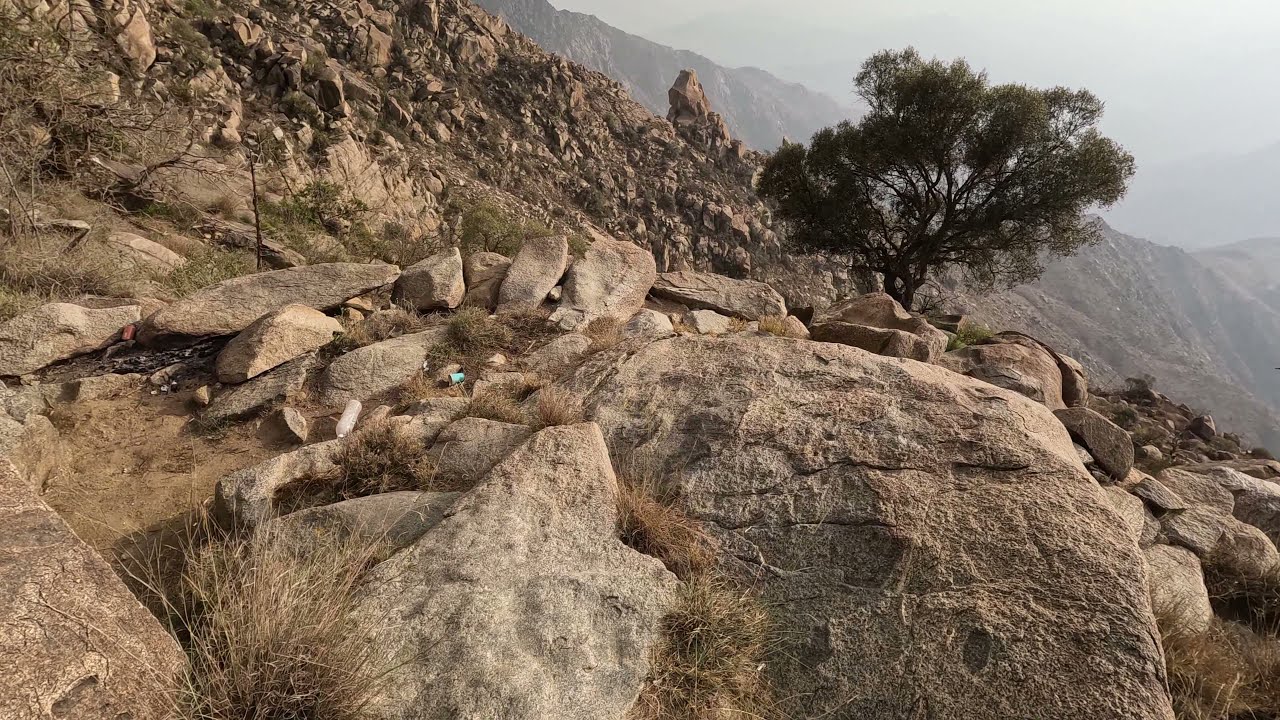 نزول عقبة حميدة ببلجرشي ┃ A walk down Humaida stairs, a 500 year-old stairs in Baljurashi 4K