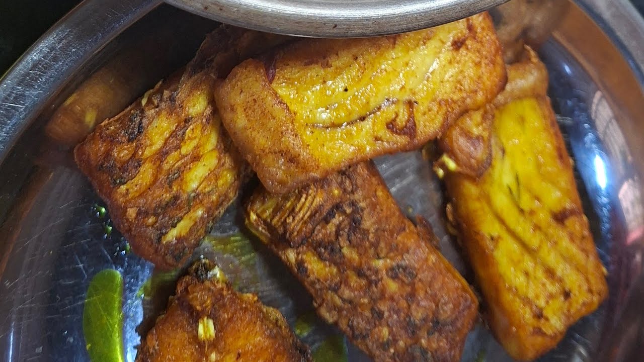 কচুর মুখি দিয়ে রুই মাছের পেটি