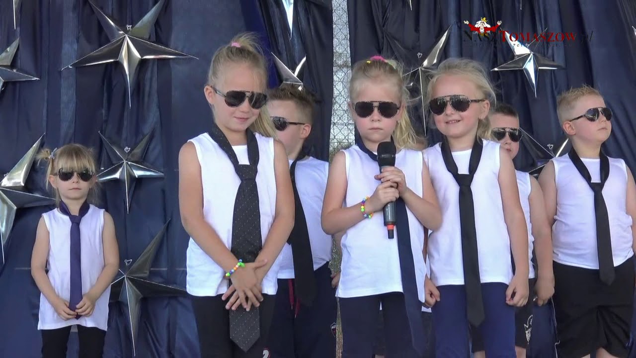 X Festyn Rodzinny w Zespole Szkół w Wiadernie. Na scenie dzieci i młodzież z Zespołu Szkół