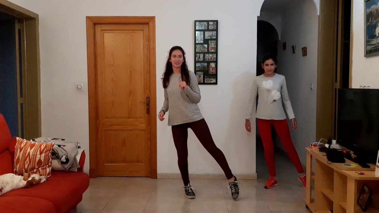 Baile en línea con pasos de bachata (canción a un paso de la Luna)