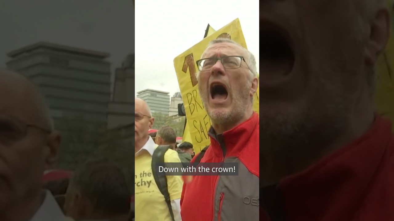 Protesters boo as King Charles&rsquo; procession passes