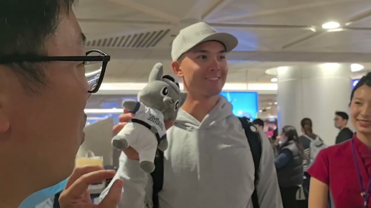 經典賽》來了！台灣隊#混血好手「費仔」#費爾柴德抵台 大批球迷接機世界經典賽#台美混血球星#「龍仔」#強納森．龍（# Long）抵達台灣台灣隊會合