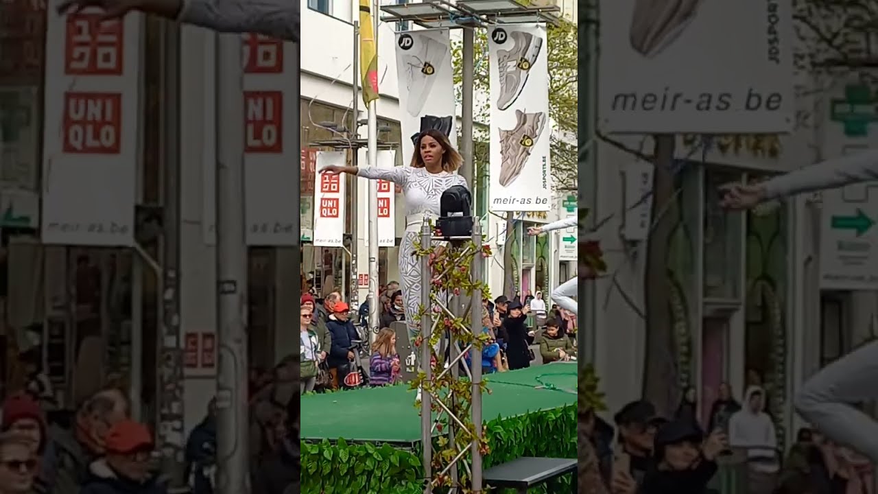 ТАНЦЫ НА ПОДИУМЕ В ЦЕНТРЕ ГОРОДА АНТВЕРПЕН БЕЛЬГИЯ