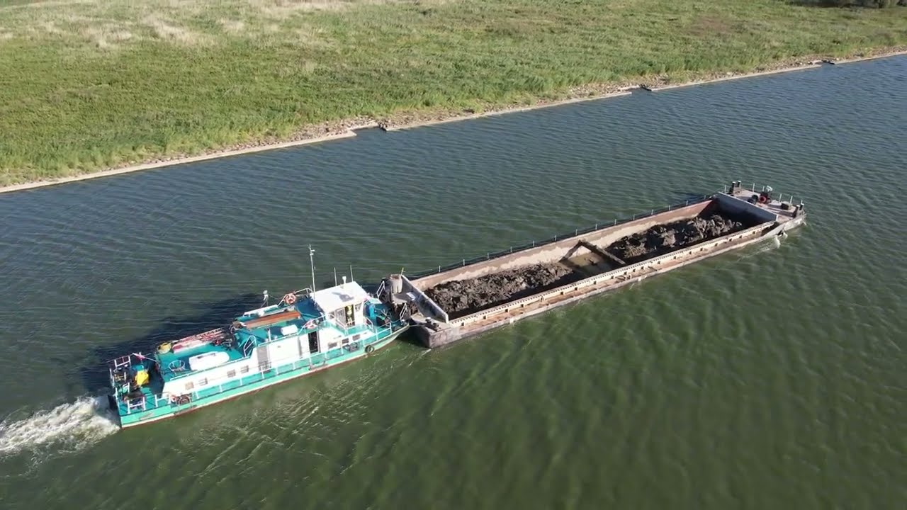 Przekop 4 etap 5.7 - barka z urobkiem wypływa na wyspę.