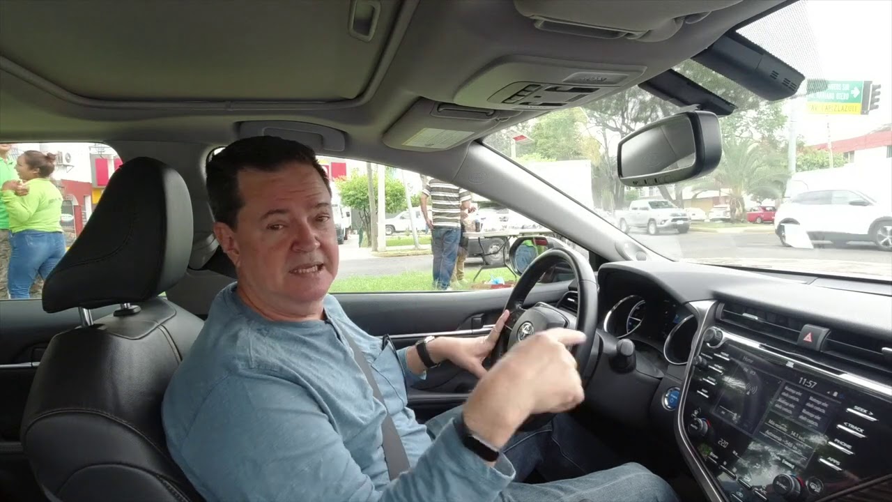 Toyota Camry Híbrido. La alegría del abuelo.