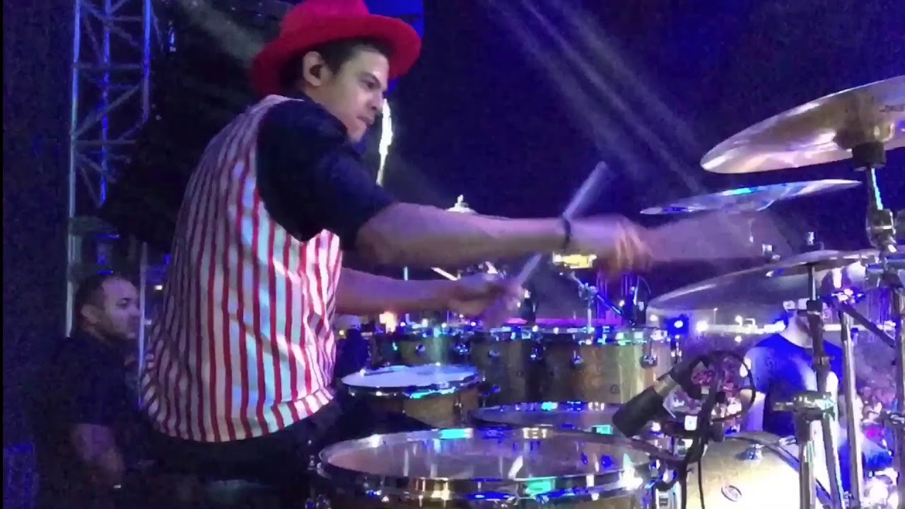 ESTILOSO BATERA NO AVIÕES FANTASY (AVINE VINNY)