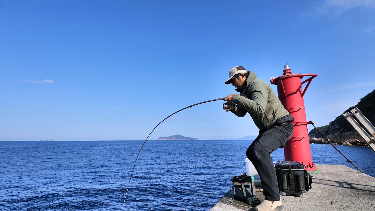 かぶせ釣り史上最大級？沖堤防に潜んでいた「青い悪魔」の引きが規格外すぎた&hellip;