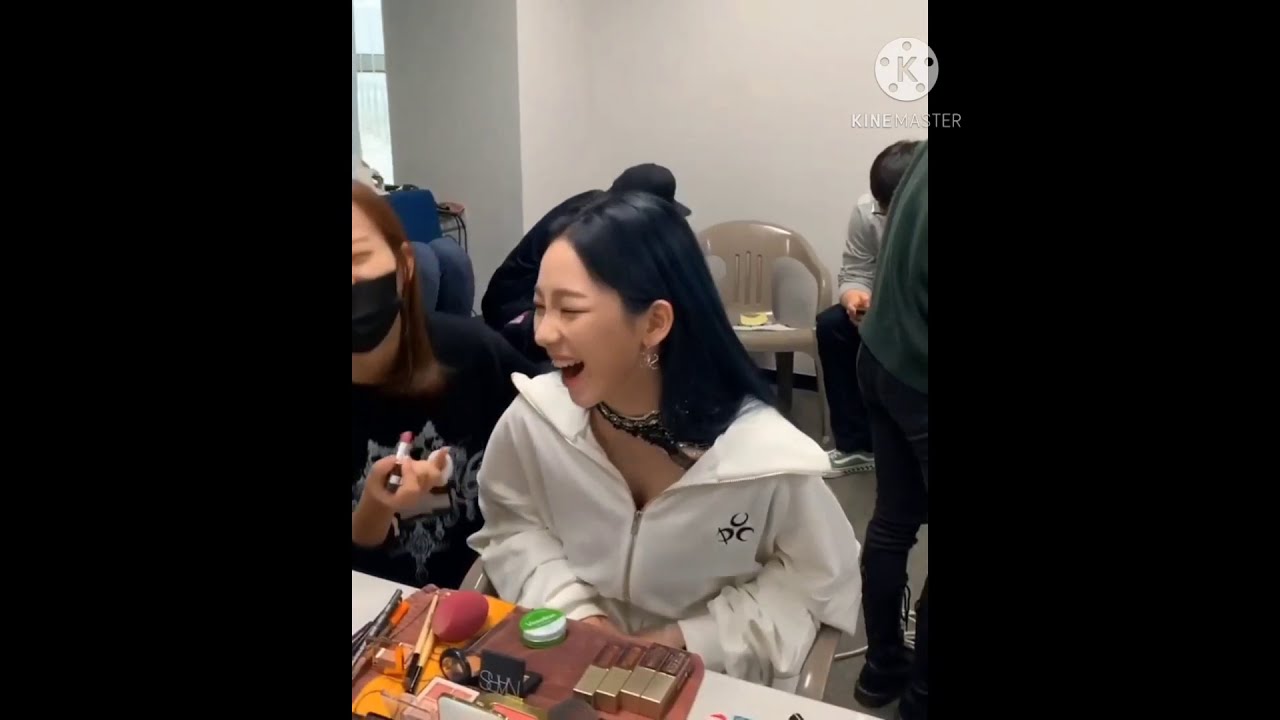 KARINA aespa being playful during makeup NINGNING show off her makeup skill Inkigayo behind stage!❤️