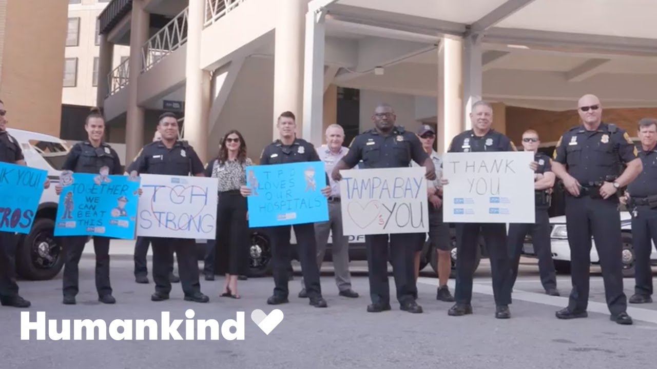 Police pack entrance to hospital to cheer on staff | Humankind