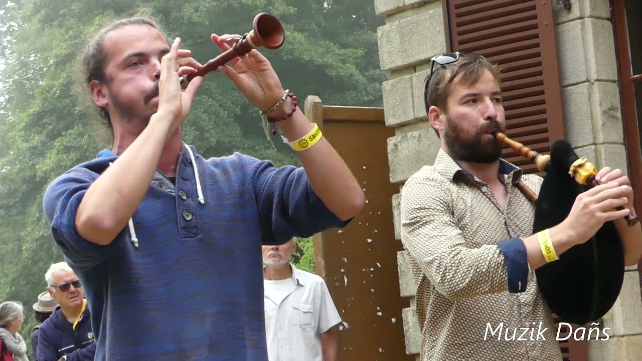 Marche du Pays Fañch/Plinn - Louri Derrien (bombarde) et Elouan Le Sauze (biniou) à Gourin en 2021