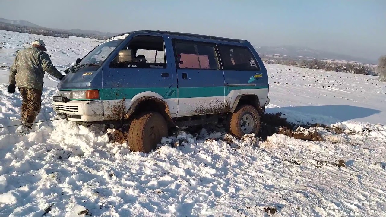 Злой Басик (Nissan Largo) из грязи в Зимнюю сказку