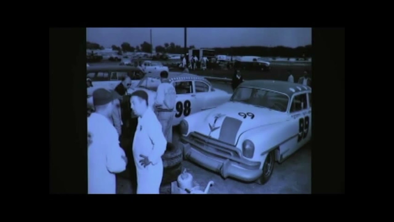 Церемония включения Карла Кикхефера и Чарльза &laquo;Чарли&raquo; Стрэнга в Зал славы Mopar.