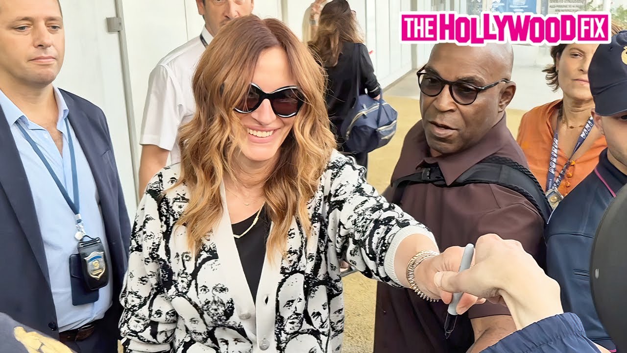 Julia Roberts Signs Autographs For Fans While Arriving At The Film Festival In Venice, Italy
