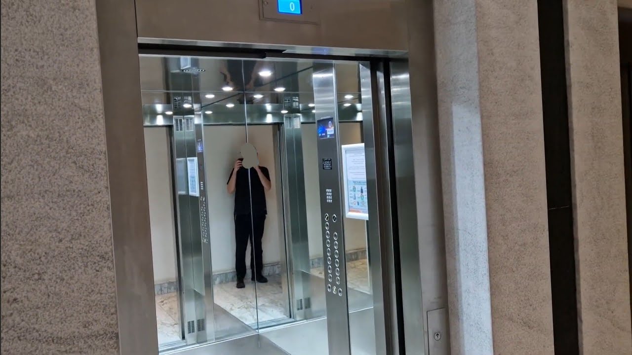 2 gesperrte generic Aufzüge (2 locked generic lift's) @200 Tower Road, Sliema SLM 1912, Malta