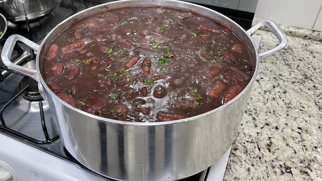 Receita de Feijão Preto Com Pé de Porco | Delícias da Eleni