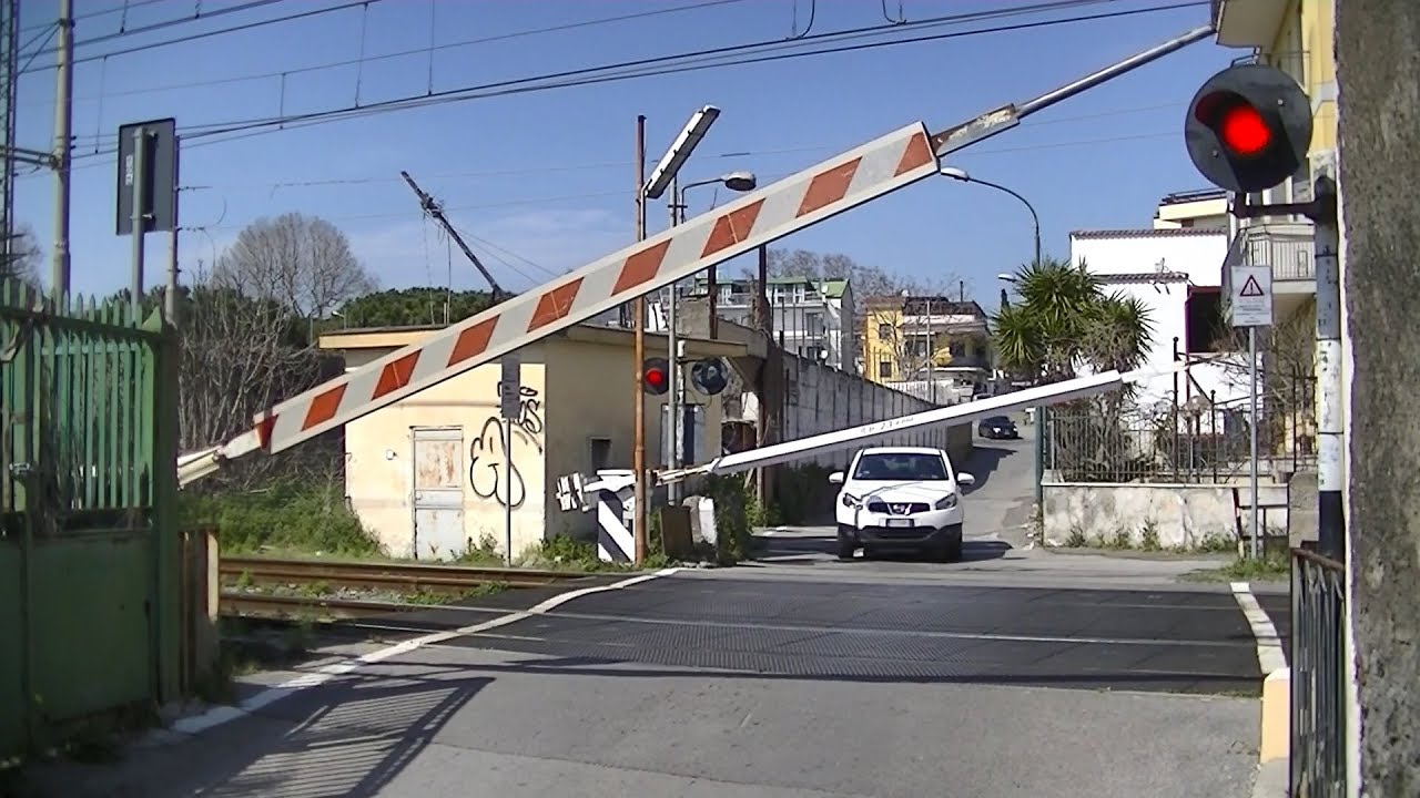 Spoorwegovergang Pompei (I) // Railroad crossing // Passaggio a livello