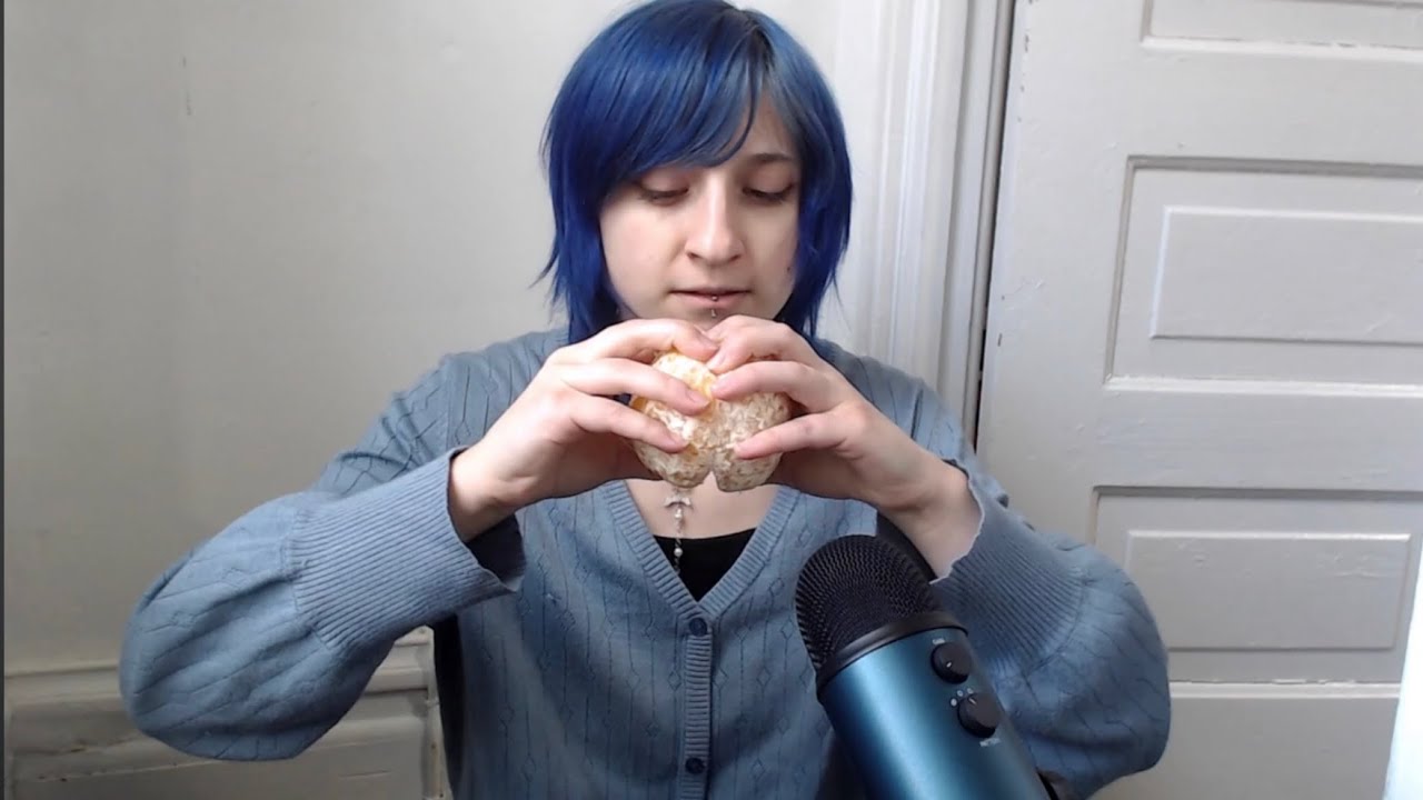 ☻ ASMR ☻ peeling & eating an orange 🍊