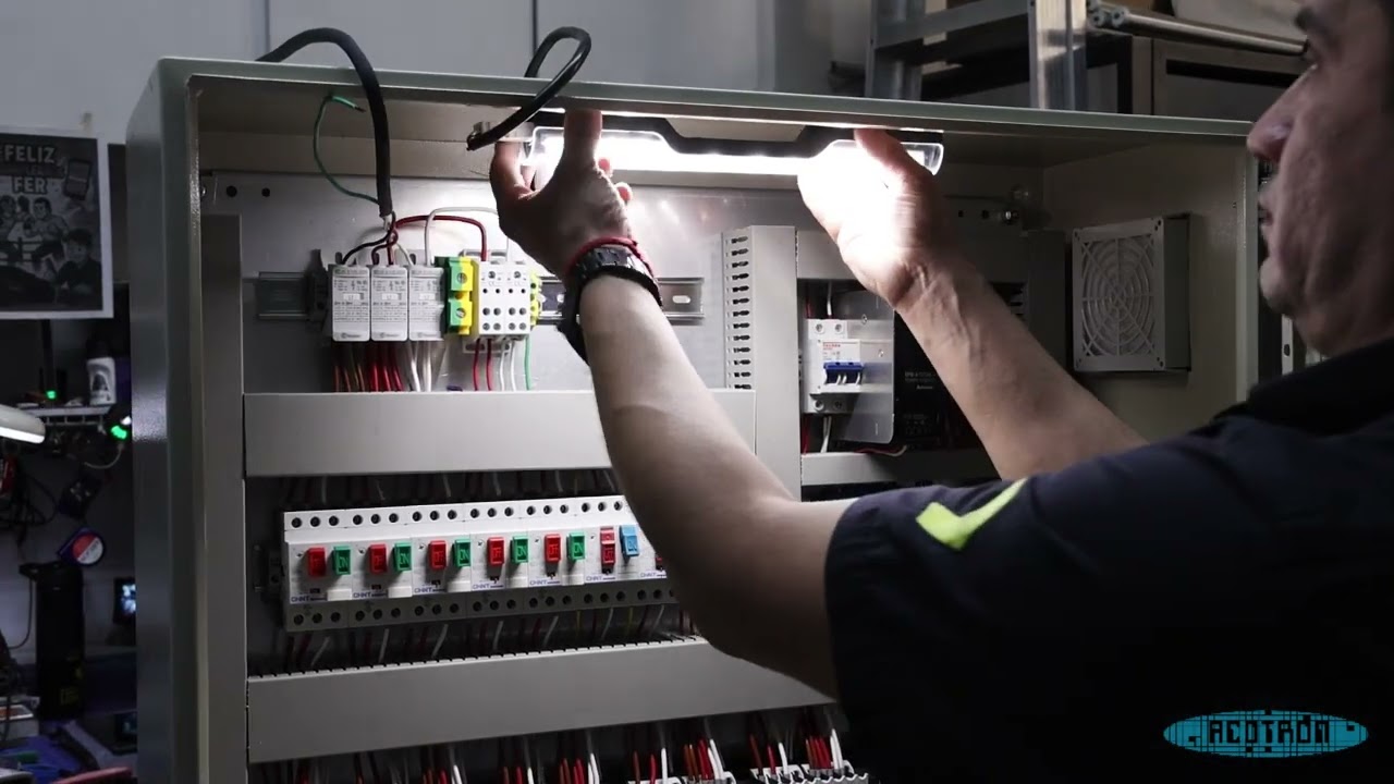 Iluminación de armarios eléctricos con la Lámpara LED Serie 7L de Finder