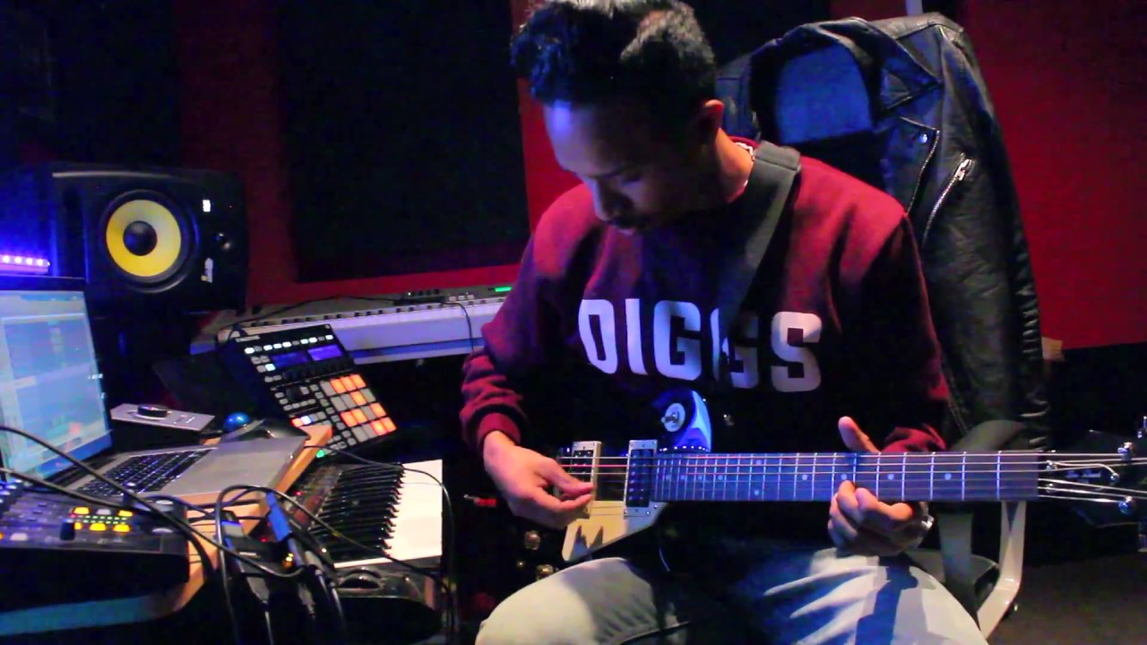 Jeffrey Rashad Plays Guitar + Crazy Piano Solo Over His Beat